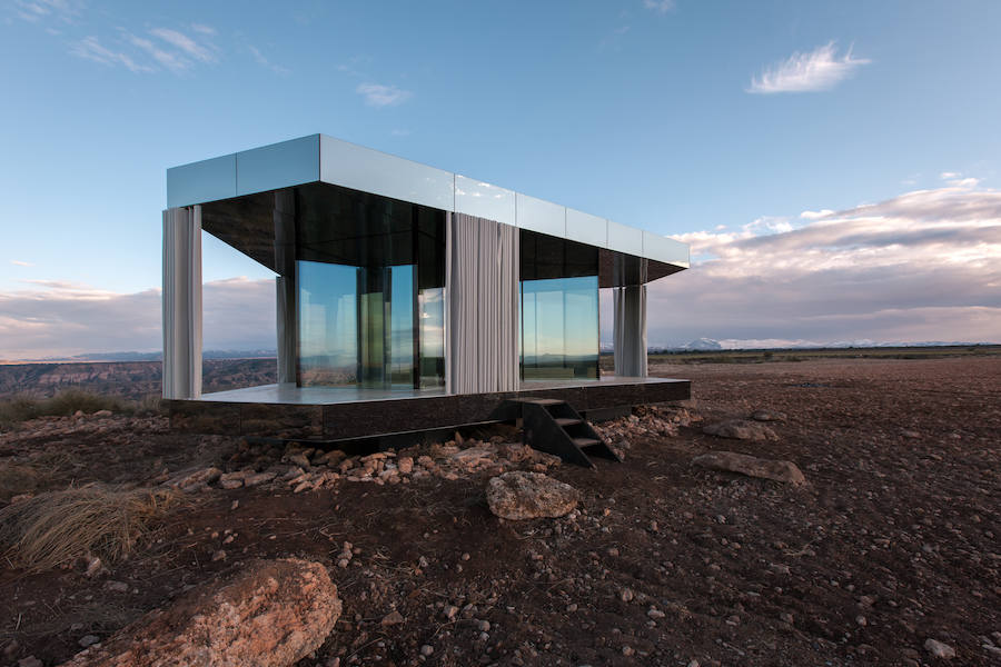 La casa del desierto ya está instalada en pleno desierto de Gorafe. Los 20 metros cuadrados albergan un dormitorio, baño, cocina y zona de estar