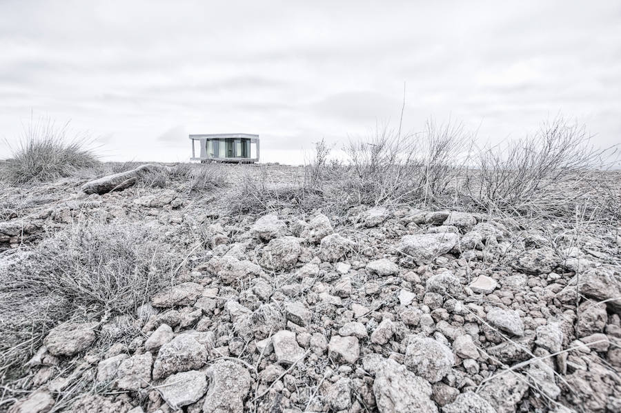 La casa del desierto ya está instalada en pleno desierto de Gorafe. Los 20 metros cuadrados albergan un dormitorio, baño, cocina y zona de estar