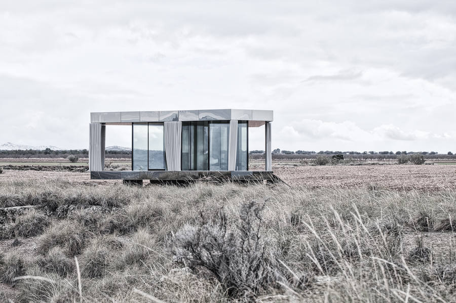 La casa del desierto ya está instalada en pleno desierto de Gorafe. Los 20 metros cuadrados albergan un dormitorio, baño, cocina y zona de estar