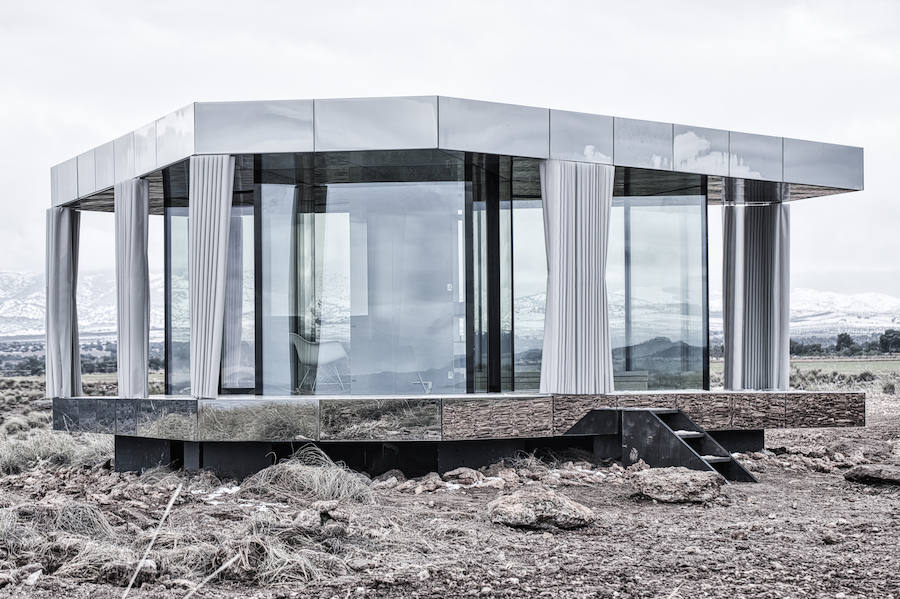 La casa del desierto ya está instalada en pleno desierto de Gorafe. Los 20 metros cuadrados albergan un dormitorio, baño, cocina y zona de estar