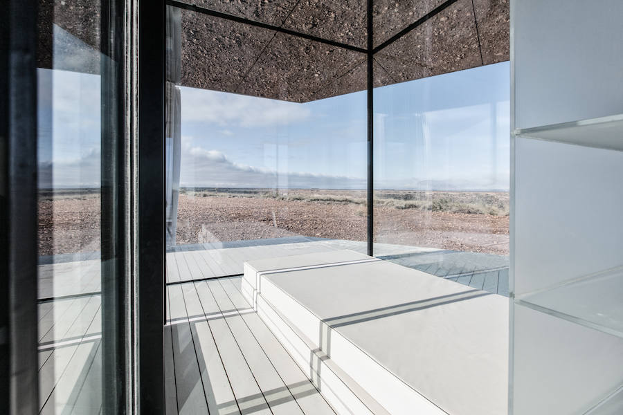 La casa del desierto ya está instalada en pleno desierto de Gorafe. Los 20 metros cuadrados albergan un dormitorio, baño, cocina y zona de estar