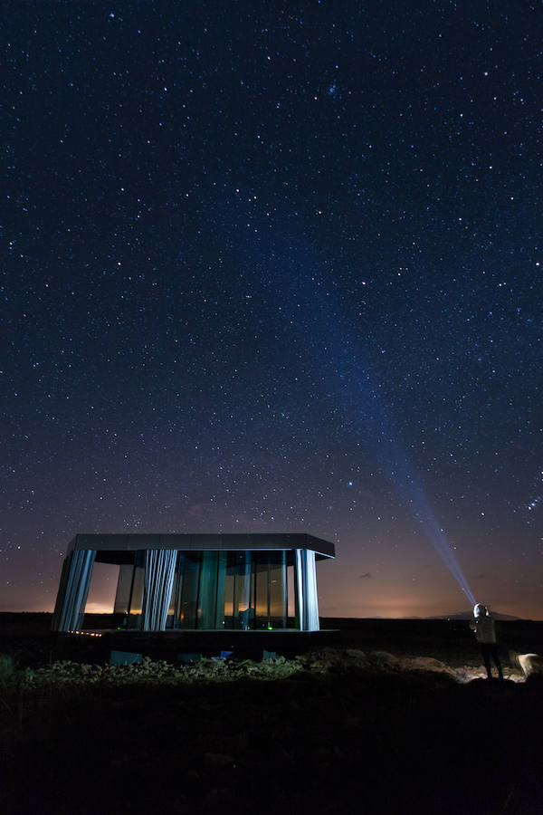 La casa del desierto ya está instalada en pleno desierto de Gorafe. Los 20 metros cuadrados albergan un dormitorio, baño, cocina y zona de estar