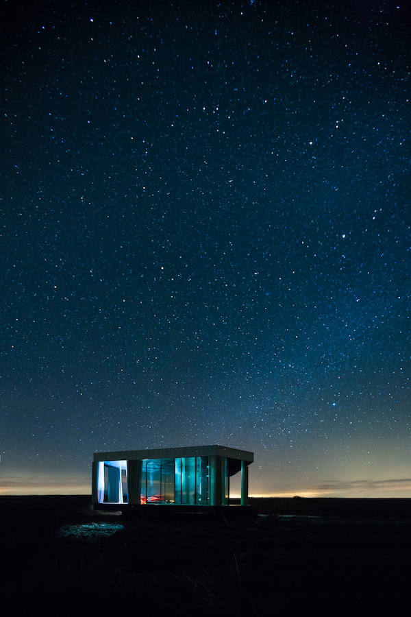 La casa del desierto ya está instalada en pleno desierto de Gorafe. Los 20 metros cuadrados albergan un dormitorio, baño, cocina y zona de estar