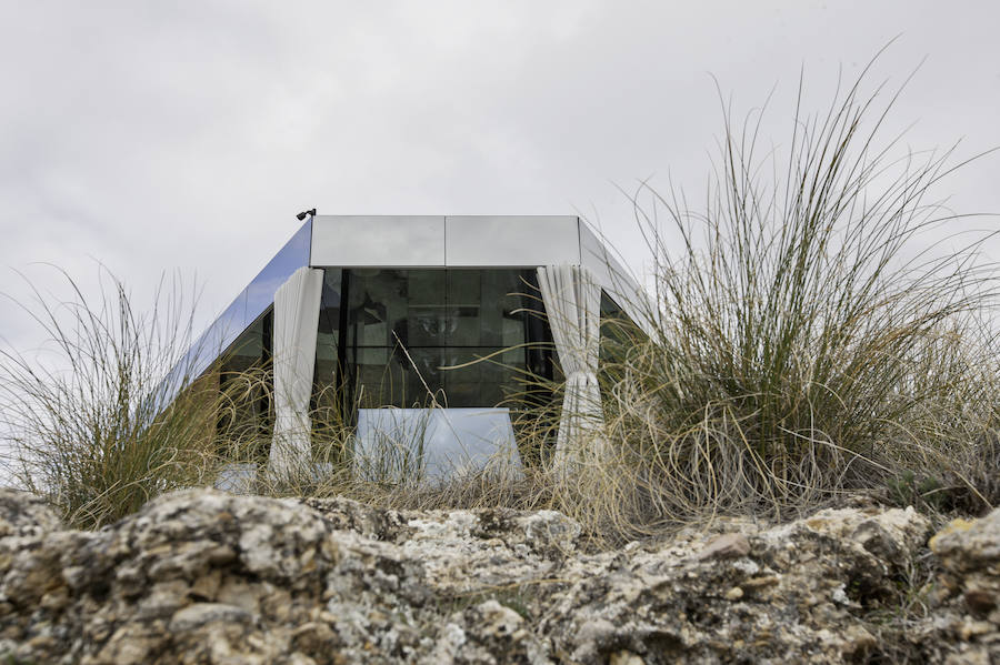 La casa del desierto ya está instalada en pleno desierto de Gorafe. Los 20 metros cuadrados albergan un dormitorio, baño, cocina y zona de estar