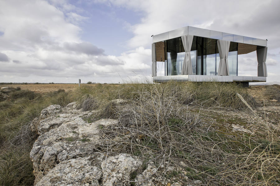 La casa del desierto ya está instalada en pleno desierto de Gorafe. Los 20 metros cuadrados albergan un dormitorio, baño, cocina y zona de estar