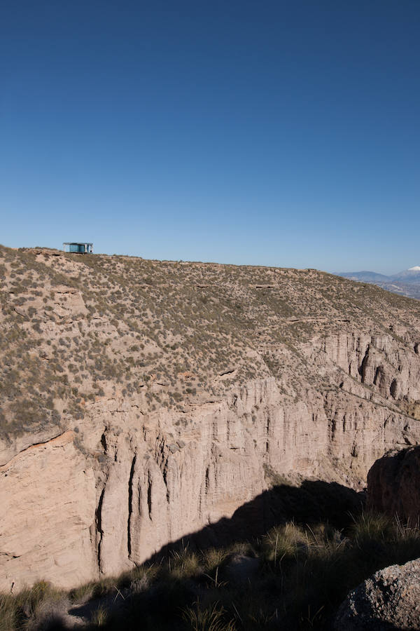 La casa del desierto ya está instalada en pleno desierto de Gorafe. Los 20 metros cuadrados albergan un dormitorio, baño, cocina y zona de estar