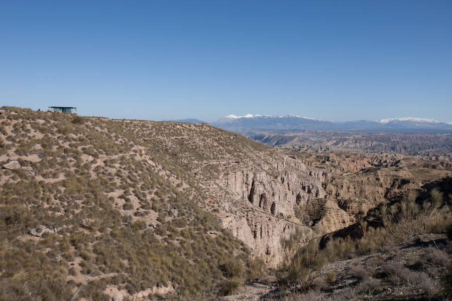 La casa del desierto ya está instalada en pleno desierto de Gorafe. Los 20 metros cuadrados albergan un dormitorio, baño, cocina y zona de estar