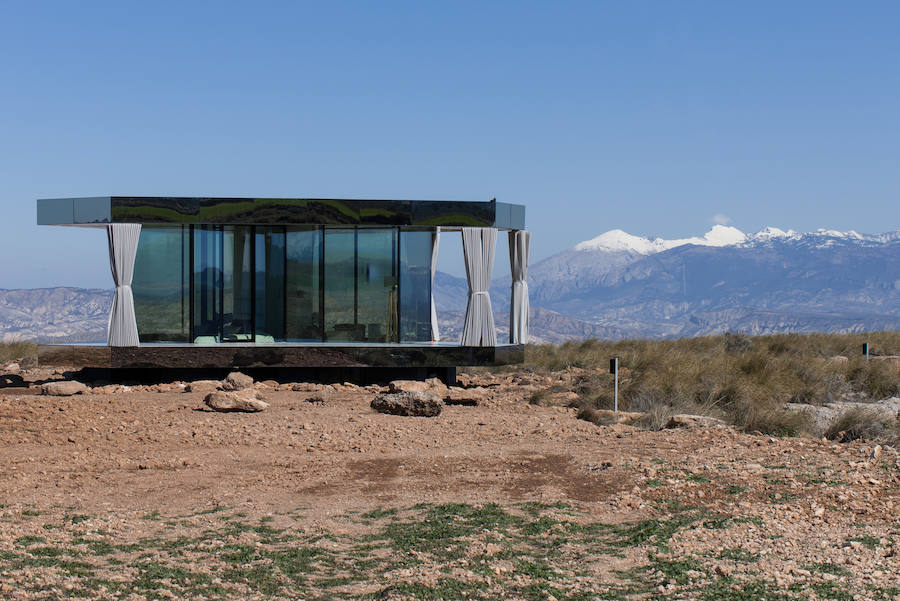 La casa del desierto ya está instalada en pleno desierto de Gorafe. Los 20 metros cuadrados albergan un dormitorio, baño, cocina y zona de estar