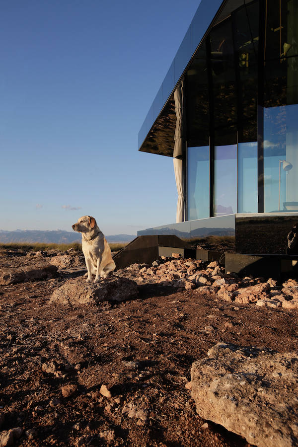 La casa del desierto ya está instalada en pleno desierto de Gorafe. Los 20 metros cuadrados albergan un dormitorio, baño, cocina y zona de estar