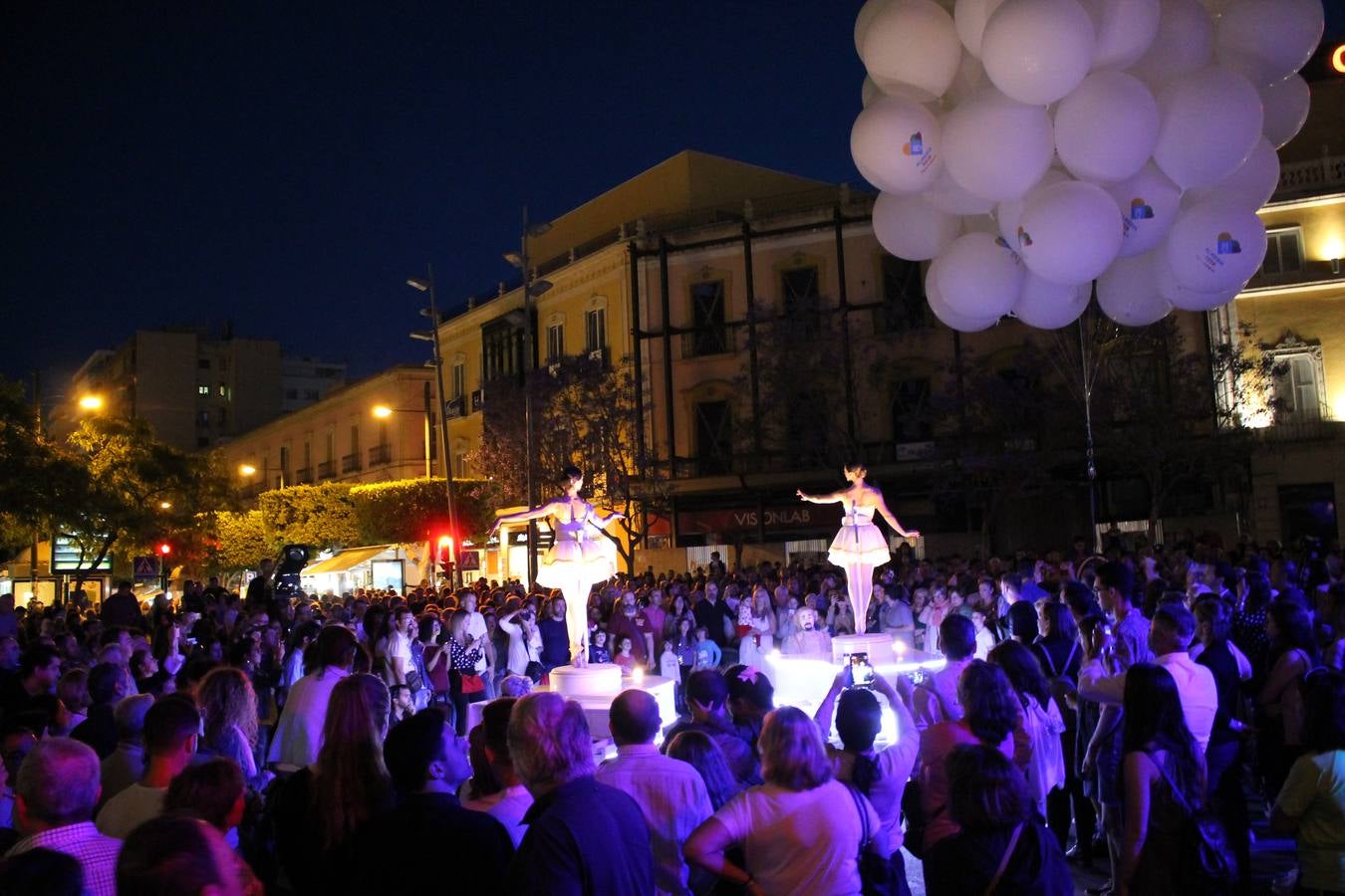 Miles de almerienses volvieron a encontrarse en este evento anual, en el que se promocionaron las bondades de la cocina local