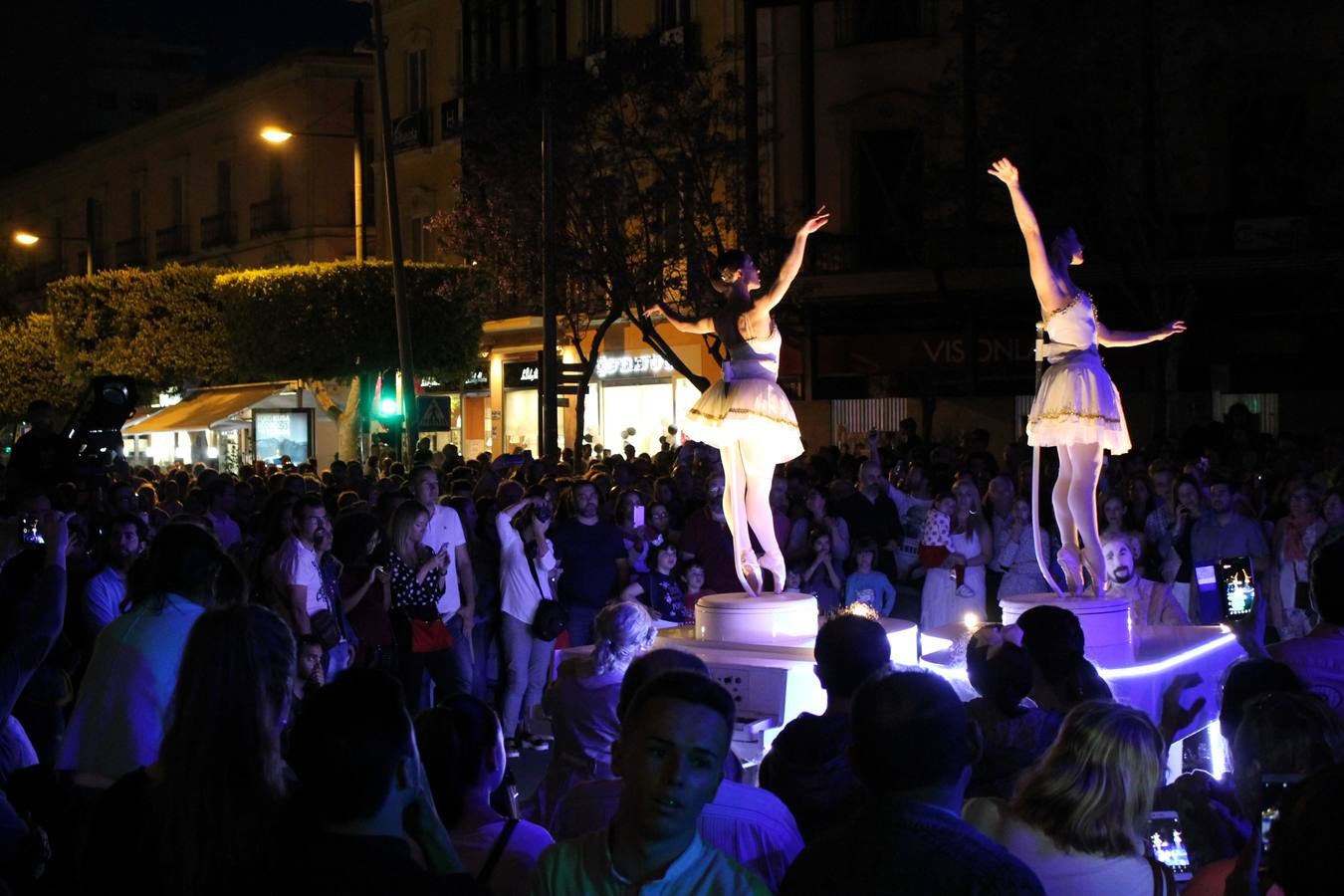 Miles de almerienses volvieron a encontrarse en este evento anual, en el que se promocionaron las bondades de la cocina local