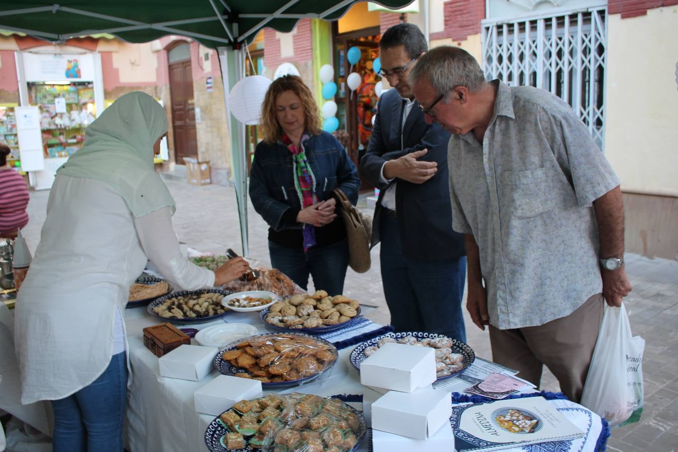 Miles de almerienses volvieron a encontrarse en este evento anual, en el que se promocionaron las bondades de la cocina local