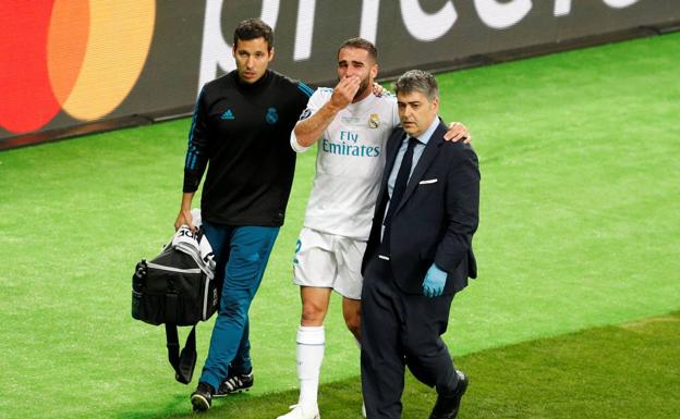 Dani Carvajal se retira del césped entre lágrimas.