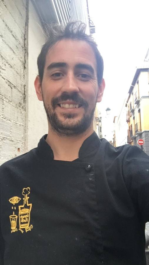José Antonio Cuevas, jefe de cocina de Lemon Rock: «A alegría, a fiesta y buen ambiente. A pescaito frito, rebujito y a cerveza Alhambra bien fría»
