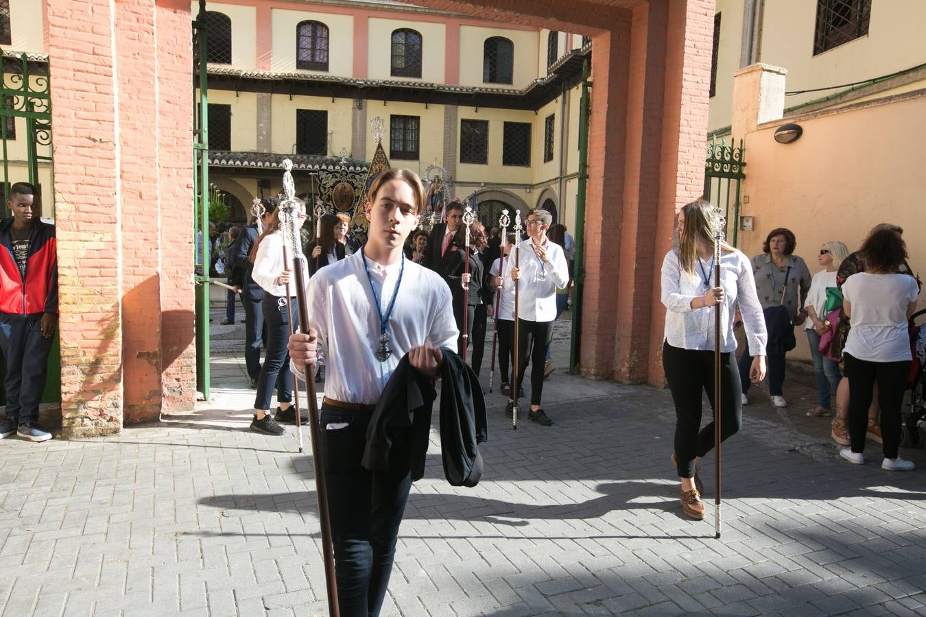 La imagen de la Virgen iba sobre su paso de orfebrería a las órdenes de Dionisio Martínez yde Eduardo Salamanca