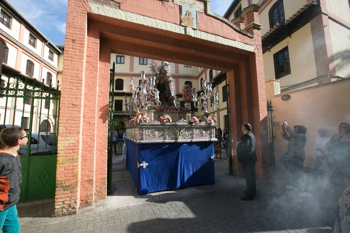 La imagen de la Virgen iba sobre su paso de orfebrería a las órdenes de Dionisio Martínez yde Eduardo Salamanca