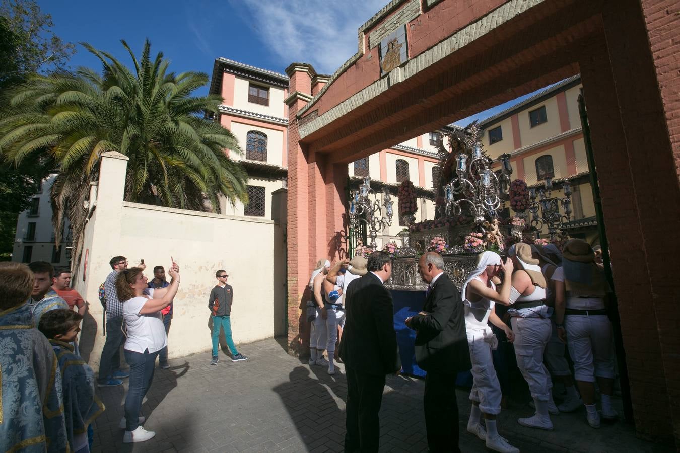 La imagen de la Virgen iba sobre su paso de orfebrería a las órdenes de Dionisio Martínez yde Eduardo Salamanca