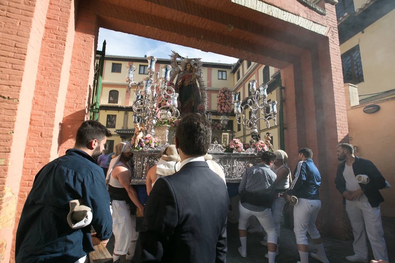 La imagen de la Virgen iba sobre su paso de orfebrería a las órdenes de Dionisio Martínez yde Eduardo Salamanca