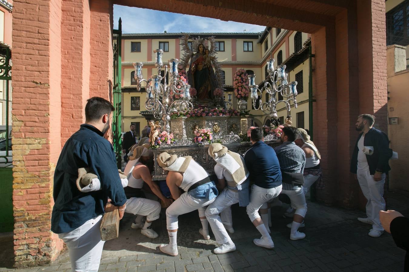 La imagen de la Virgen iba sobre su paso de orfebrería a las órdenes de Dionisio Martínez yde Eduardo Salamanca