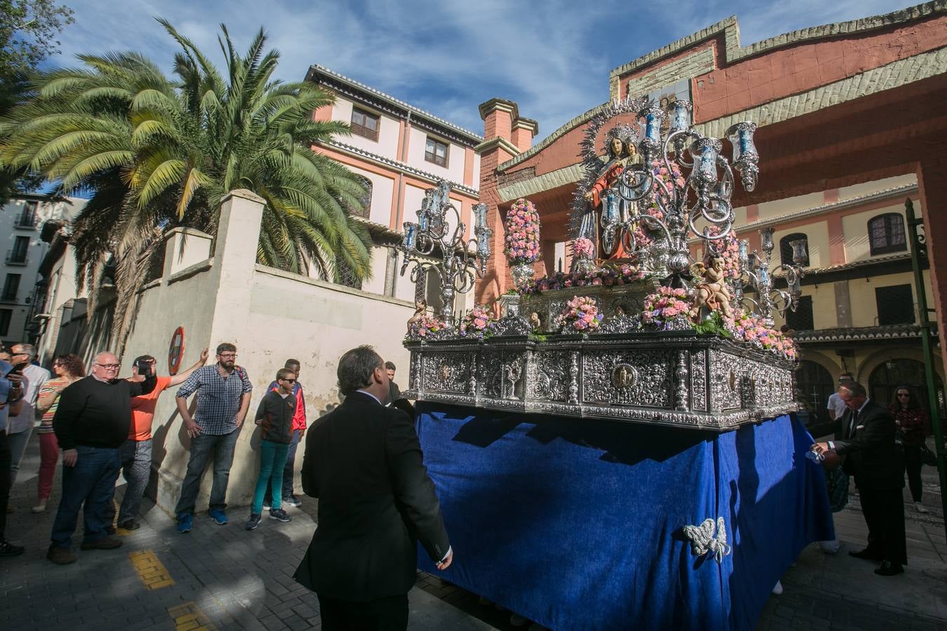 La imagen de la Virgen iba sobre su paso de orfebrería a las órdenes de Dionisio Martínez yde Eduardo Salamanca