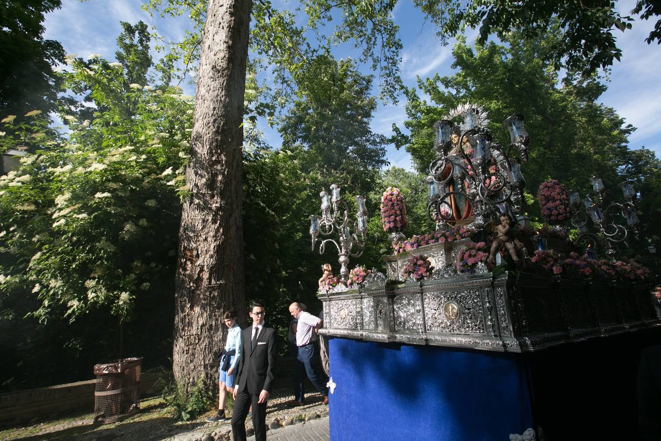 La imagen de la Virgen iba sobre su paso de orfebrería a las órdenes de Dionisio Martínez yde Eduardo Salamanca