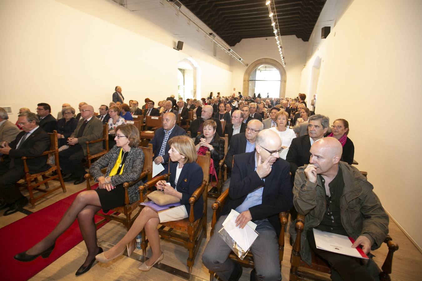 El Crucero del Hospital Real acogió ayer viernes el acto de entrega de medallas y distinciones honoríficas por parte de la UGR a miembros de la comunidad universitaria, presidido por la rectora Pilar Aranda