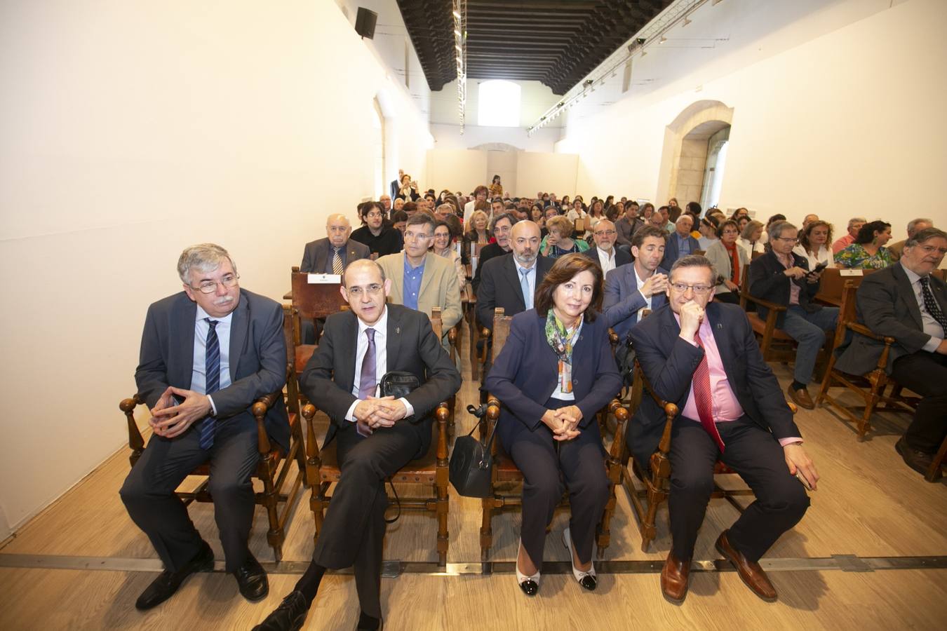 El Crucero del Hospital Real acogió ayer viernes el acto de entrega de medallas y distinciones honoríficas por parte de la UGR a miembros de la comunidad universitaria, presidido por la rectora Pilar Aranda