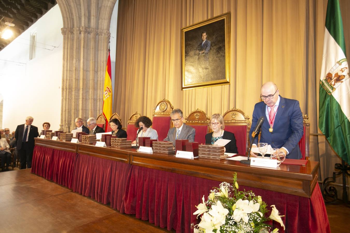 El Crucero del Hospital Real acogió ayer viernes el acto de entrega de medallas y distinciones honoríficas por parte de la UGR a miembros de la comunidad universitaria, presidido por la rectora Pilar Aranda