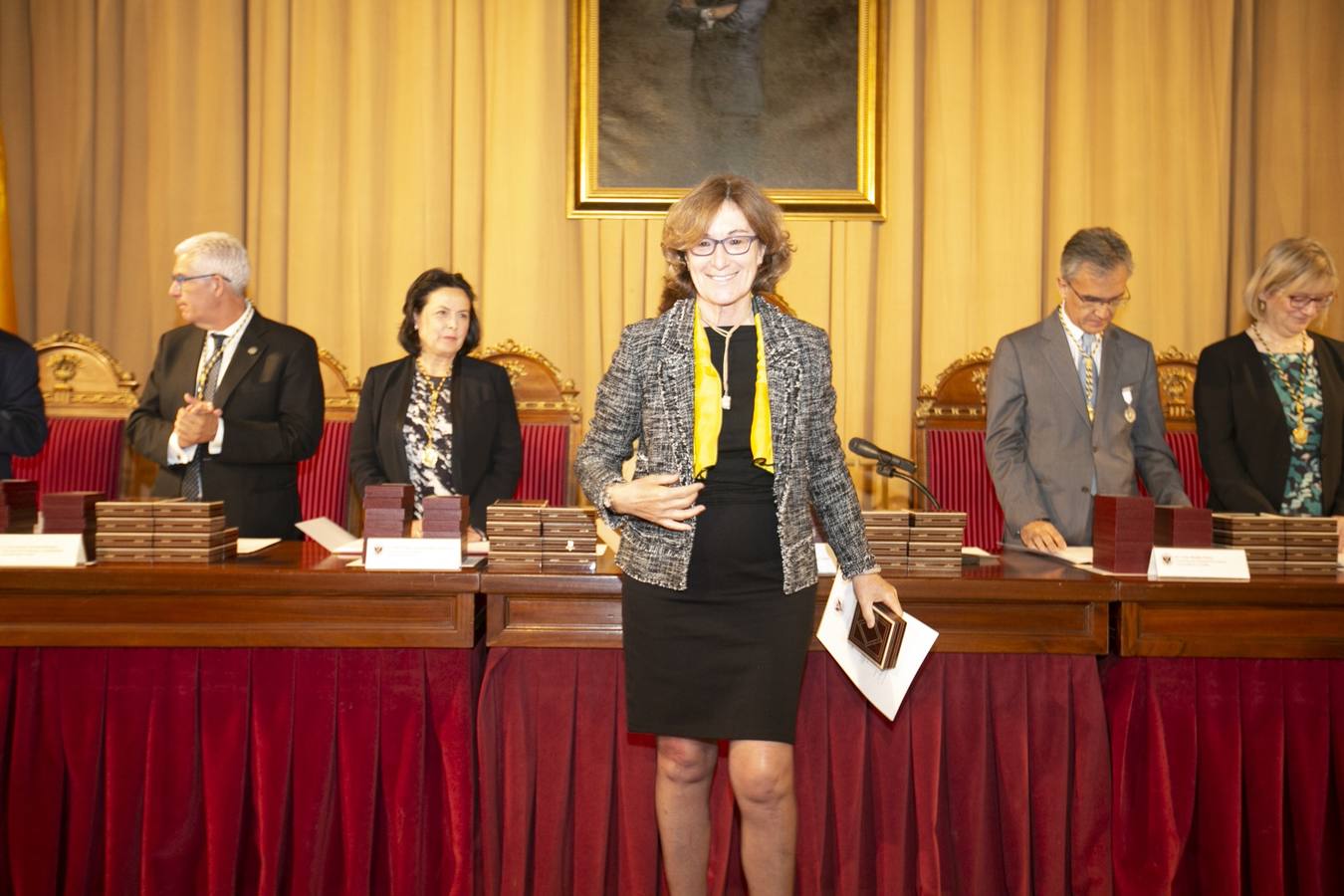 El Crucero del Hospital Real acogió ayer viernes el acto de entrega de medallas y distinciones honoríficas por parte de la UGR a miembros de la comunidad universitaria, presidido por la rectora Pilar Aranda