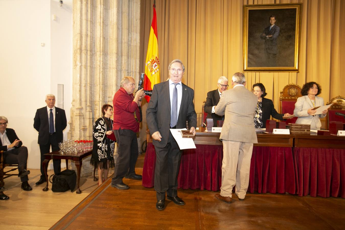 El Crucero del Hospital Real acogió ayer viernes el acto de entrega de medallas y distinciones honoríficas por parte de la UGR a miembros de la comunidad universitaria, presidido por la rectora Pilar Aranda