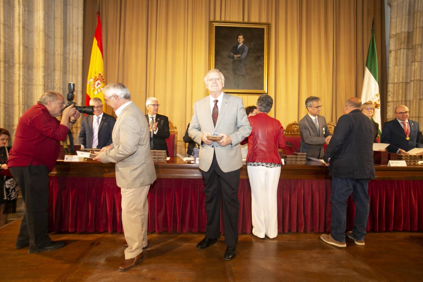 El Crucero del Hospital Real acogió ayer viernes el acto de entrega de medallas y distinciones honoríficas por parte de la UGR a miembros de la comunidad universitaria, presidido por la rectora Pilar Aranda