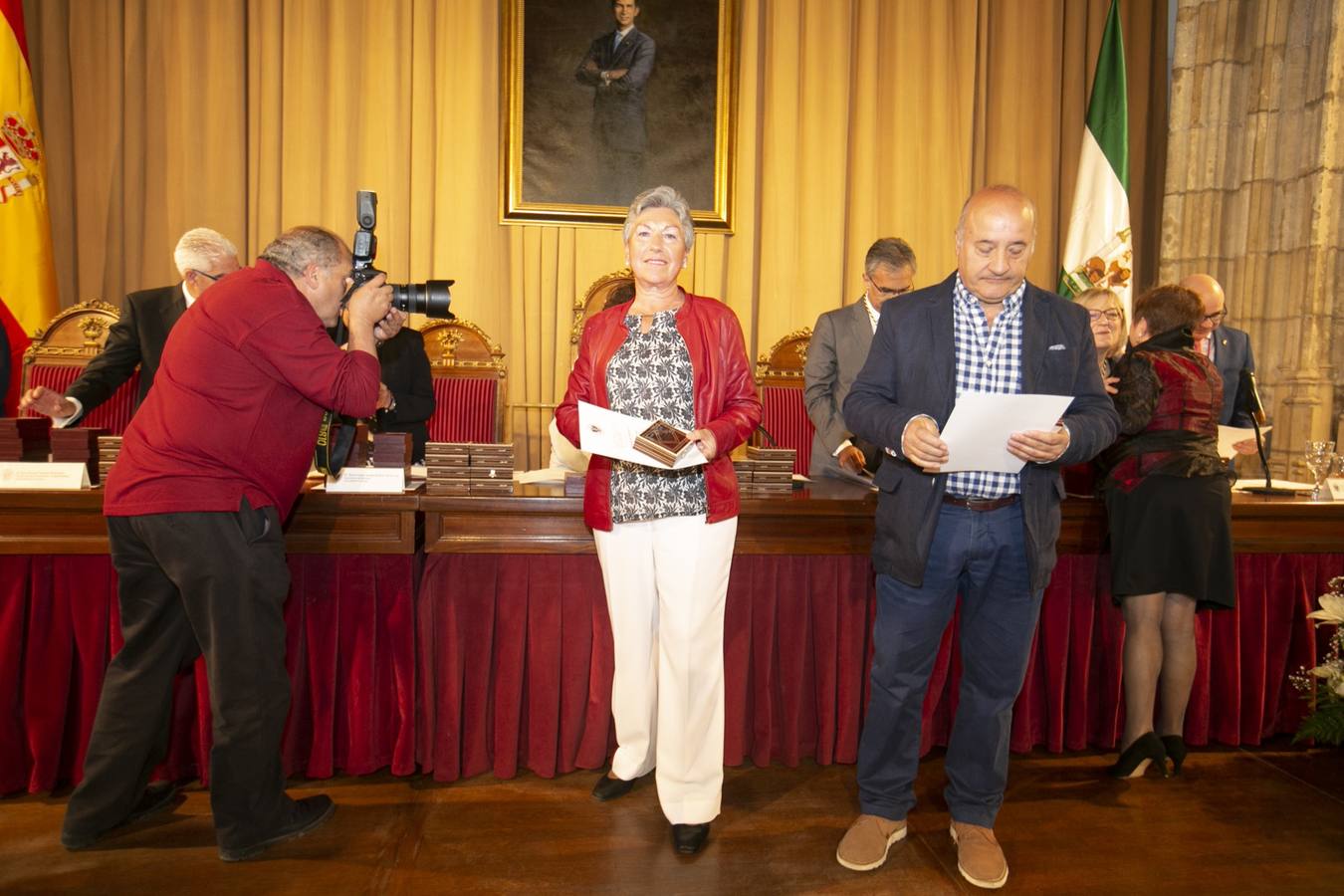 El Crucero del Hospital Real acogió ayer viernes el acto de entrega de medallas y distinciones honoríficas por parte de la UGR a miembros de la comunidad universitaria, presidido por la rectora Pilar Aranda