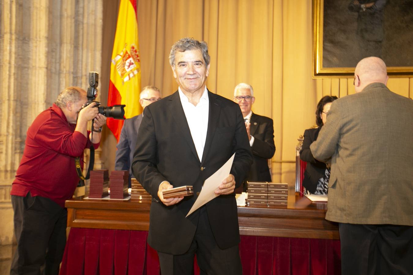 El Crucero del Hospital Real acogió ayer viernes el acto de entrega de medallas y distinciones honoríficas por parte de la UGR a miembros de la comunidad universitaria, presidido por la rectora Pilar Aranda