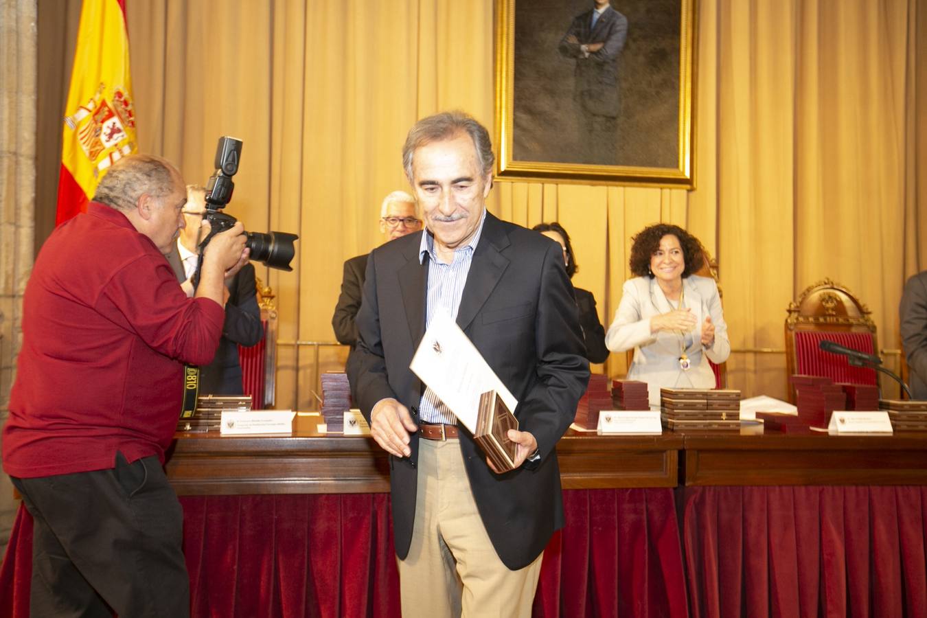 El Crucero del Hospital Real acogió ayer viernes el acto de entrega de medallas y distinciones honoríficas por parte de la UGR a miembros de la comunidad universitaria, presidido por la rectora Pilar Aranda