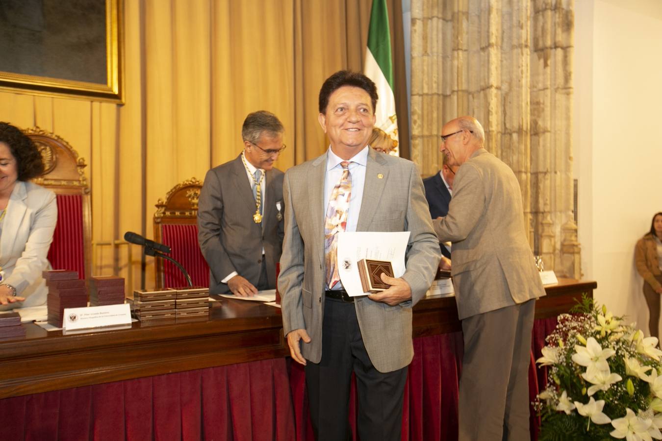 El Crucero del Hospital Real acogió ayer viernes el acto de entrega de medallas y distinciones honoríficas por parte de la UGR a miembros de la comunidad universitaria, presidido por la rectora Pilar Aranda