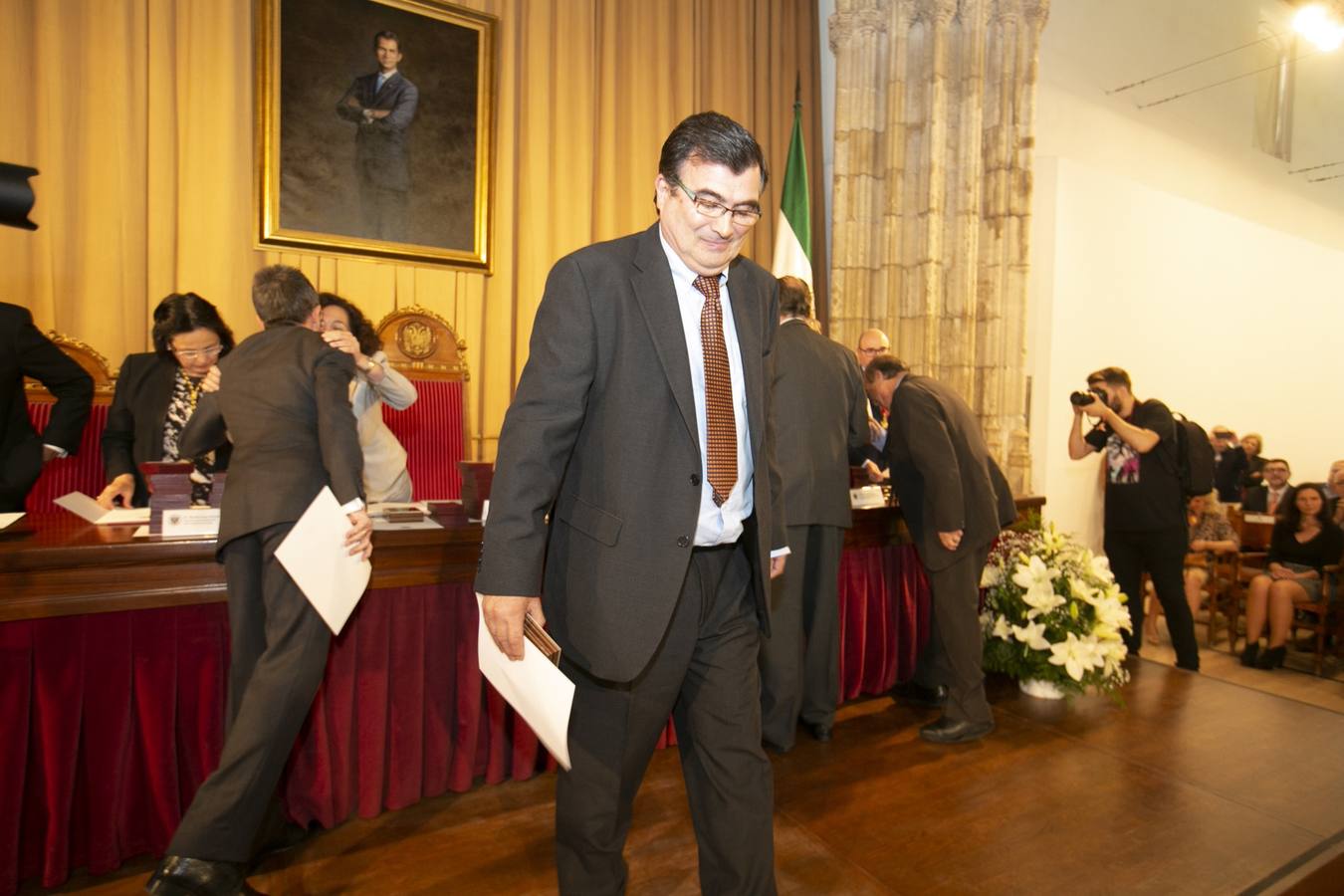 El Crucero del Hospital Real acogió ayer viernes el acto de entrega de medallas y distinciones honoríficas por parte de la UGR a miembros de la comunidad universitaria, presidido por la rectora Pilar Aranda