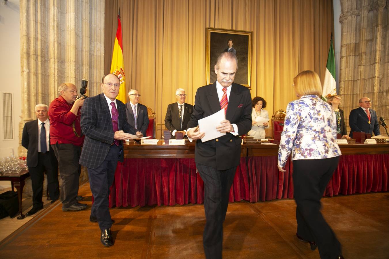 El Crucero del Hospital Real acogió ayer viernes el acto de entrega de medallas y distinciones honoríficas por parte de la UGR a miembros de la comunidad universitaria, presidido por la rectora Pilar Aranda