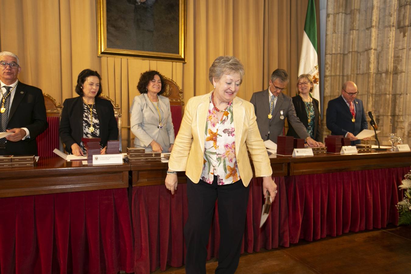 El Crucero del Hospital Real acogió ayer viernes el acto de entrega de medallas y distinciones honoríficas por parte de la UGR a miembros de la comunidad universitaria, presidido por la rectora Pilar Aranda