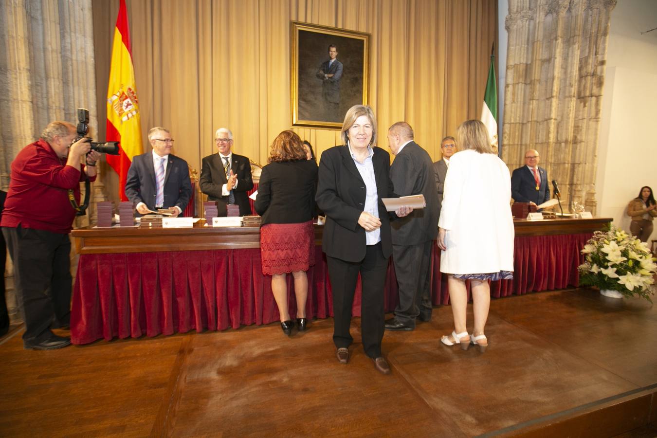 El Crucero del Hospital Real acogió ayer viernes el acto de entrega de medallas y distinciones honoríficas por parte de la UGR a miembros de la comunidad universitaria, presidido por la rectora Pilar Aranda