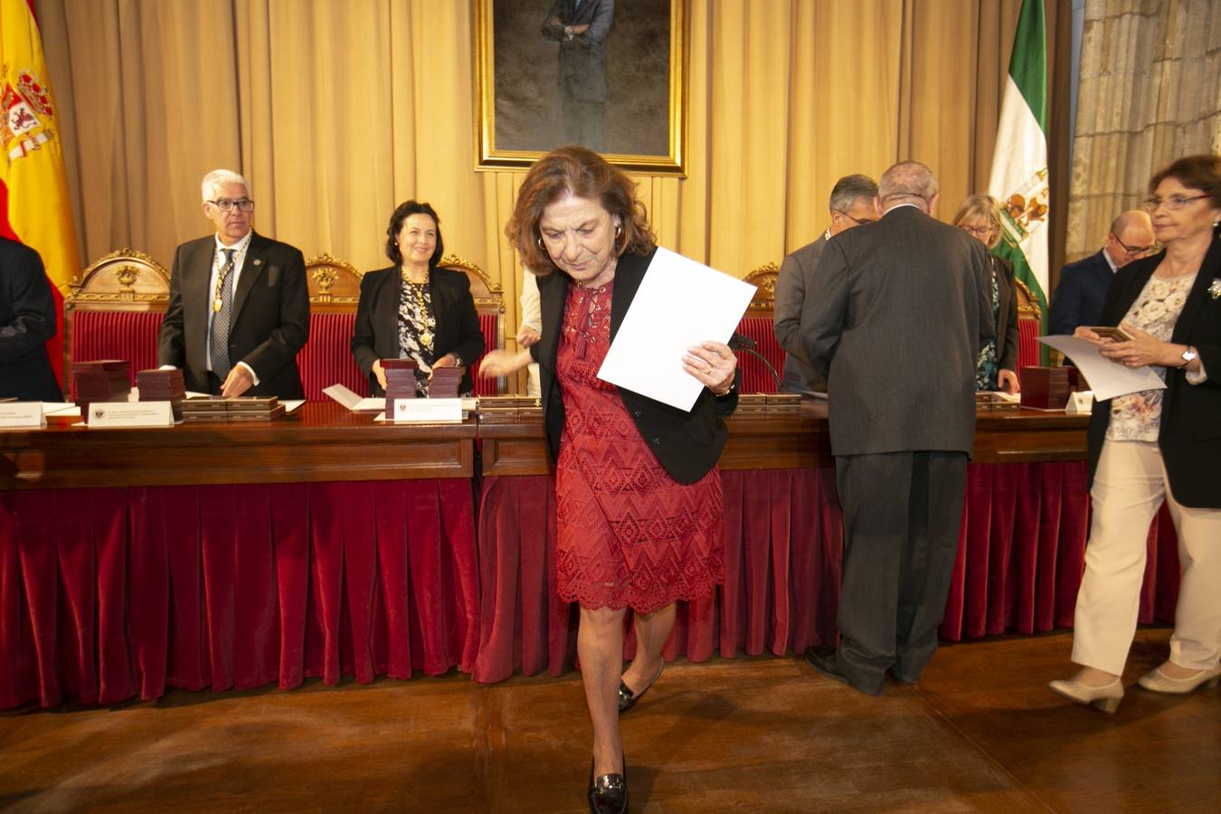 El Crucero del Hospital Real acogió ayer viernes el acto de entrega de medallas y distinciones honoríficas por parte de la UGR a miembros de la comunidad universitaria, presidido por la rectora Pilar Aranda