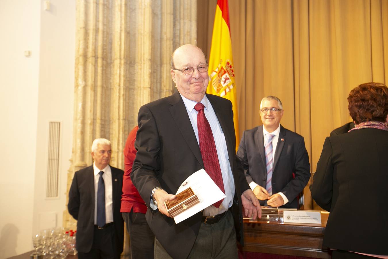 El Crucero del Hospital Real acogió ayer viernes el acto de entrega de medallas y distinciones honoríficas por parte de la UGR a miembros de la comunidad universitaria, presidido por la rectora Pilar Aranda