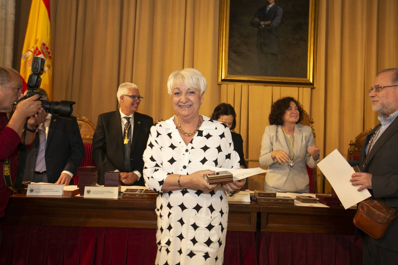 El Crucero del Hospital Real acogió ayer viernes el acto de entrega de medallas y distinciones honoríficas por parte de la UGR a miembros de la comunidad universitaria, presidido por la rectora Pilar Aranda