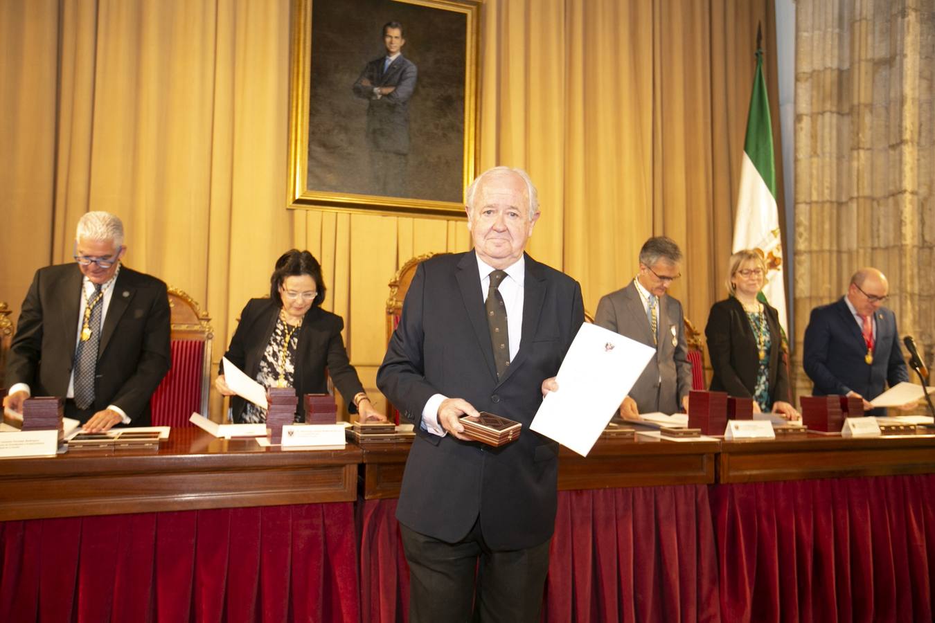 El Crucero del Hospital Real acogió ayer viernes el acto de entrega de medallas y distinciones honoríficas por parte de la UGR a miembros de la comunidad universitaria, presidido por la rectora Pilar Aranda