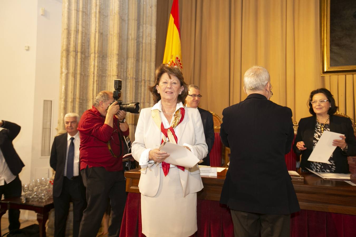 El Crucero del Hospital Real acogió ayer viernes el acto de entrega de medallas y distinciones honoríficas por parte de la UGR a miembros de la comunidad universitaria, presidido por la rectora Pilar Aranda