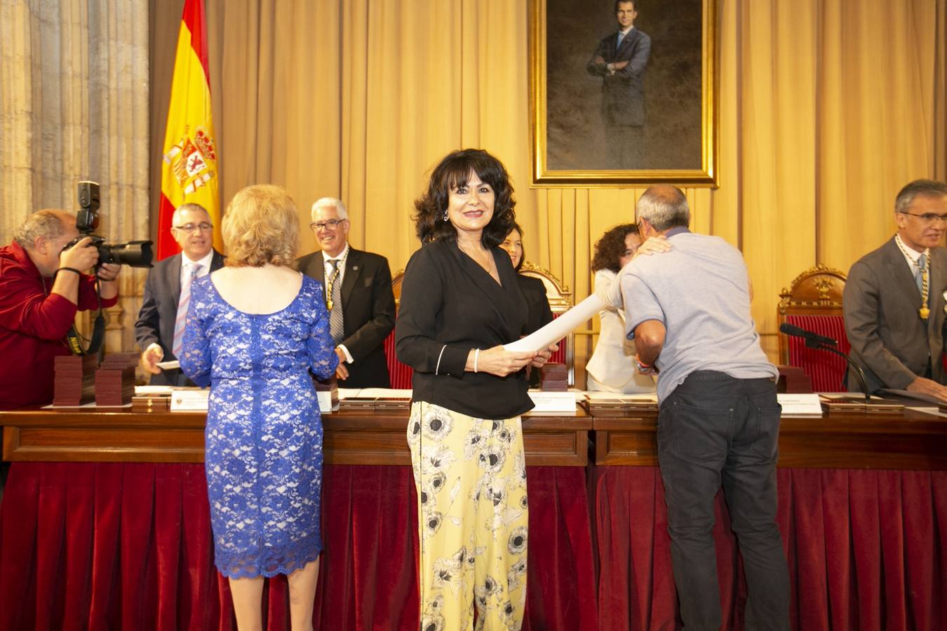 El Crucero del Hospital Real acogió ayer viernes el acto de entrega de medallas y distinciones honoríficas por parte de la UGR a miembros de la comunidad universitaria, presidido por la rectora Pilar Aranda