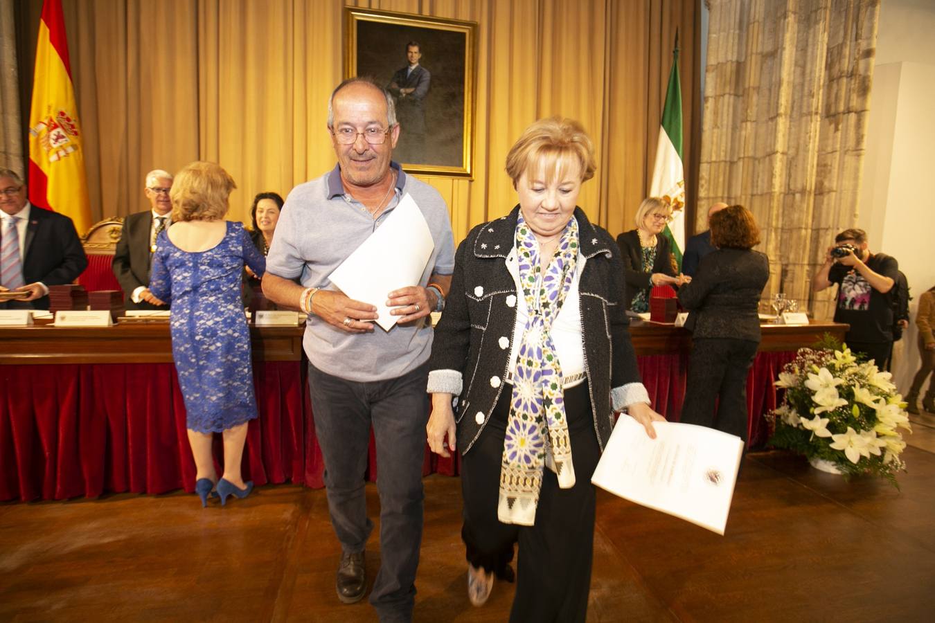 El Crucero del Hospital Real acogió ayer viernes el acto de entrega de medallas y distinciones honoríficas por parte de la UGR a miembros de la comunidad universitaria, presidido por la rectora Pilar Aranda