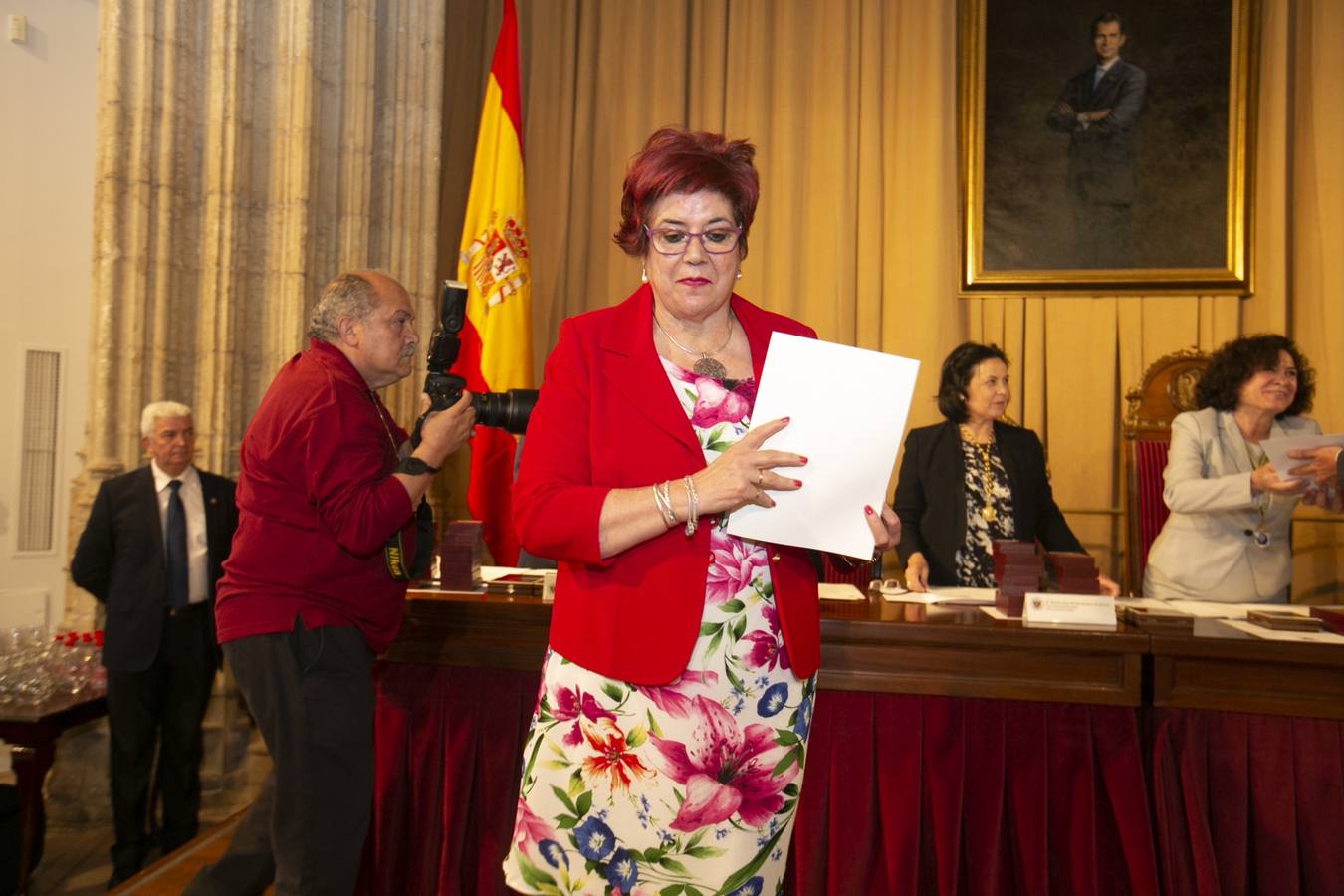 El Crucero del Hospital Real acogió ayer viernes el acto de entrega de medallas y distinciones honoríficas por parte de la UGR a miembros de la comunidad universitaria, presidido por la rectora Pilar Aranda