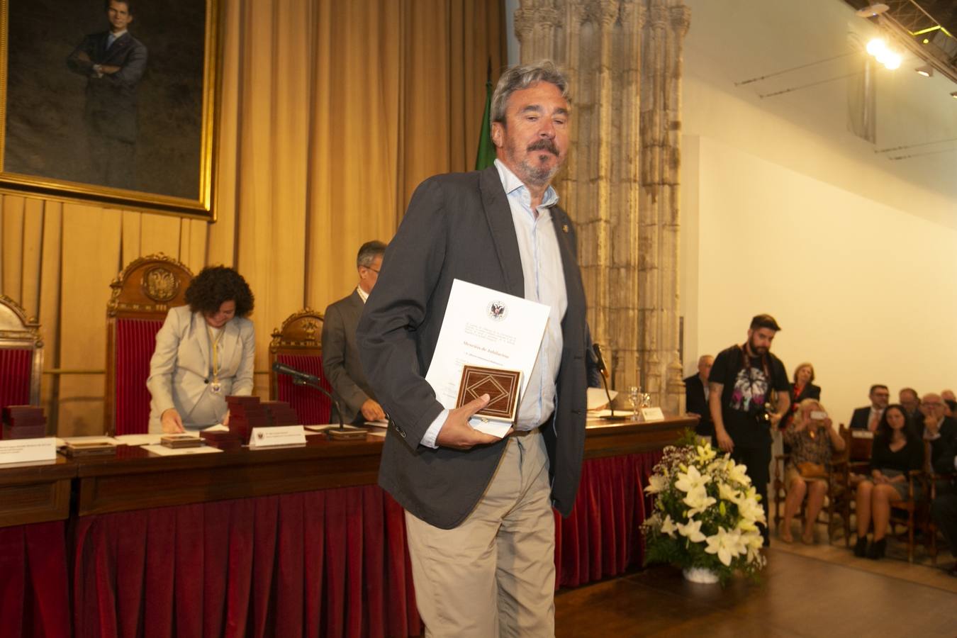 El Crucero del Hospital Real acogió ayer viernes el acto de entrega de medallas y distinciones honoríficas por parte de la UGR a miembros de la comunidad universitaria, presidido por la rectora Pilar Aranda