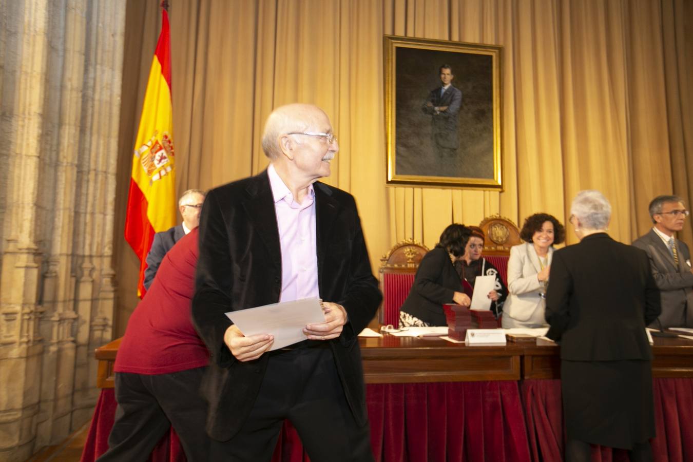 El Crucero del Hospital Real acogió ayer viernes el acto de entrega de medallas y distinciones honoríficas por parte de la UGR a miembros de la comunidad universitaria, presidido por la rectora Pilar Aranda