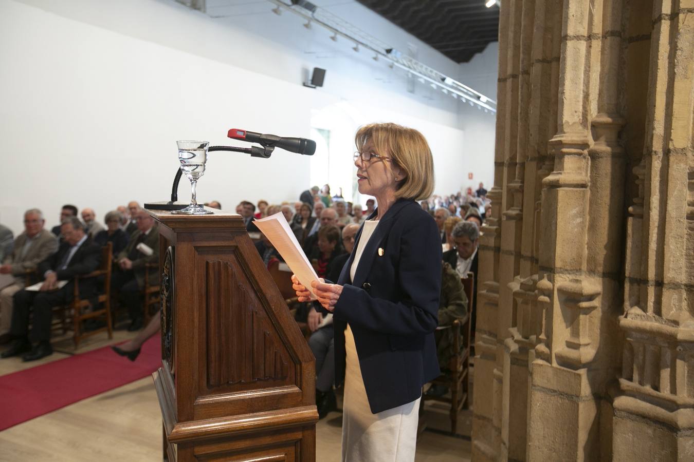 El Crucero del Hospital Real acogió ayer viernes el acto de entrega de medallas y distinciones honoríficas por parte de la UGR a miembros de la comunidad universitaria, presidido por la rectora Pilar Aranda